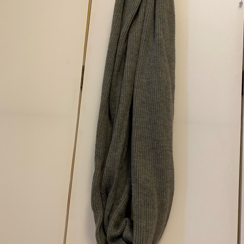 H&M Infinity Gray Scarf 🧣 Soft, Stretchable, and Warm in Ribbed Patterns🧣 - Picture 5 of 11
